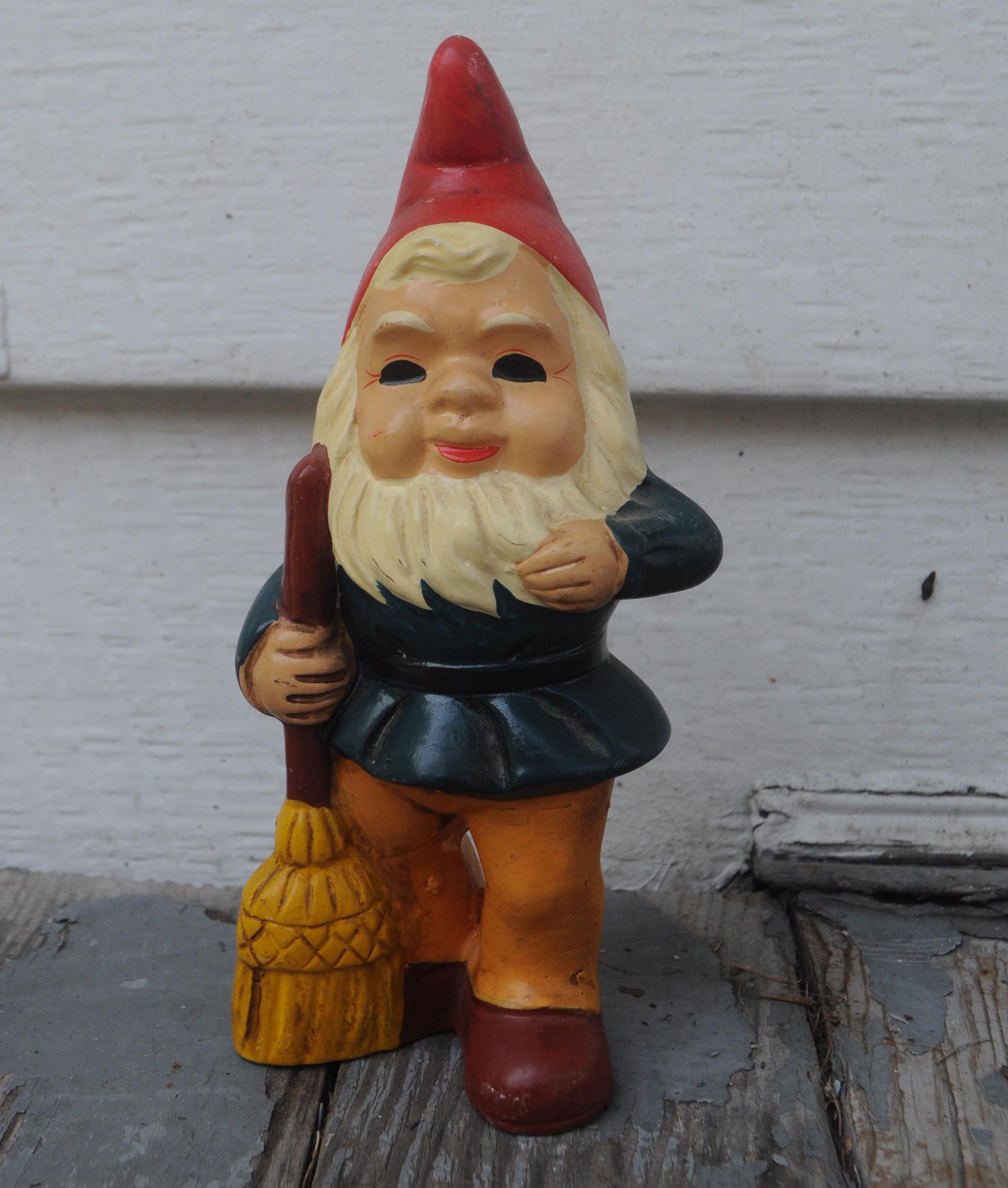 Ancien Nain De Jardin Allongé Dans Une Brouette - Sculpture Rétro Multicolore - Déco Jardin