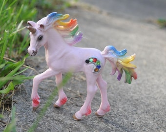 Schleich – Unicornio Arcoíris Alado Potro – Figura Pintada A Mano Con Gran Realismo