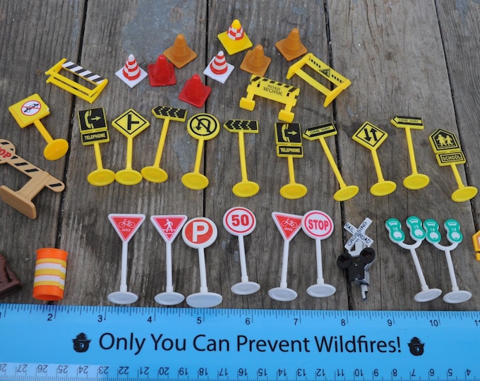 Mini Train Sign Miniature Road & Traffic Signs for Model Train, Model Car, Display ...