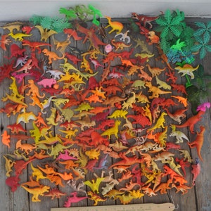 Vintage große Menge 2 + POUNDS rot, orange, gelb Miniatur Dinosaurier & T-Rex, Brachiosaurus, Pterodactyl, Etc. für Diorama, Science-Projekt
