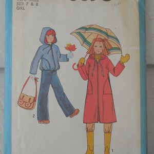 Może przedstawiać: Wz&oacute;r szycia Simplicity numer 8630 na płaszcz przeciwdeszczowy i kurtkę dla dziewczynki. Wz&oacute;r zawiera dwa rozmiary, 7 i 8. Ilustracja przedstawia dwie dziewczynki w ubraniach, jedna w czerwonym płaszczu przeciwdeszczowym, a druga w niebieskiej kurtce. Dziewczynka w płaszczu przeciwdeszczowym trzyma parasol.