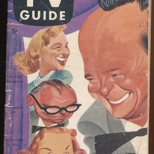 Op de afbeelding: Een vintage TV Guide tijdschriftomslag van 6-12 juli 1957, met een karikatuurillustratie van John Daly, Arlene Francis, Bennett Cerf en Dorothy Kilgallen. De tekst luidt Steve Allen Ridicules TV Awards en TV Guide 15 cents.