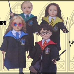 Puede incluir: Cuatro muñecas vestidas con disfraces de Harry Potter DIY, cada una con una túnica negra con detalles de color y un escudo de la casa. La imagen incluye el texto "DIY DOLL COSTUMES" y "Magical!"