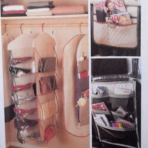 以下が含まれることがあります： クローゼットに物を収納するための、複数のポケットが付いたベージュのキルティングされたハンギングオーガナイザーが3つあります。オーガナイザーにはE、F、Gのラベルが付いています。Gとラベル付けされたオーガナイザーは、車の座席の背もたれに掛けられており、ポケットには様々な物が収納されています。