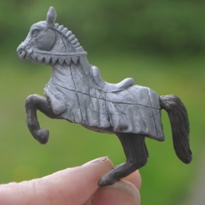 Vintage Safari WAR HORSE Middeleeuwse Ridders Paard - Rollenspel, Schaken, RPG, Fairy Garden, Diorama, Bordspel