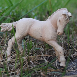 Papo #51116 - Cremelo Foal - Realistic Miniature For Diorama, Model, Role Playing, Fairy Garden, Etc. - Cute Colt / Baby Horse