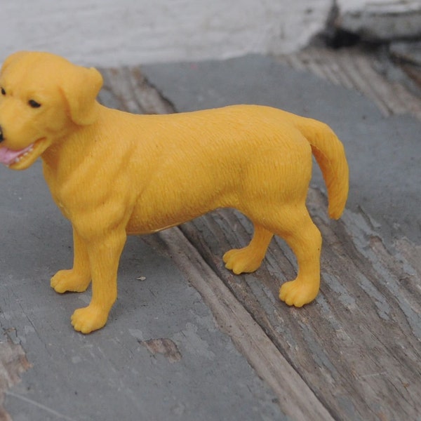 Miniature vintage Yellow Lab / Golden Retriever Dollhouse Sized Figurine - Mini maison de poupée - chien, chiot - présentoir, diorama, modèle réduit