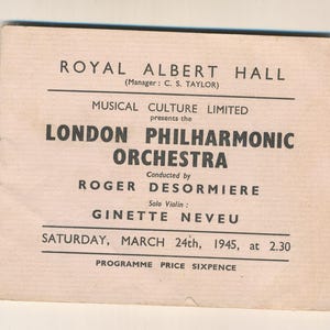 Könnte beinhalten: Ein Vintage-Konzertprogramm aus der Royal Albert Hall mit dem London Philharmonic Orchestra, dirigiert von Roger Desormiere, mit Ginette Neveu als Solovioline. Das Programm datiert auf Samstag, den 24. März 1945.