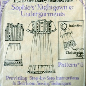 Könnte beinhalten: Ein Vintage-Nähmuster für ein Baby-Nachthemd und Unterwäsche. Das Muster enthält Anleitungen für ein Taufkleid. Das Muster trägt den Titel "Sophie's Nightgown & Undergarments" und "Pattern #5".