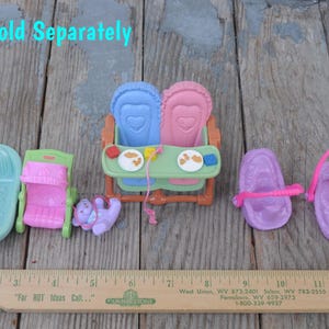 Domek dla lalek Fisher Price Loving Family z lat 90. - MEBLE DZIECIĘCE - Fisher Price - Uroczy / Kawaii - krzesełko do karmienia, wanna, nosidełko itp.