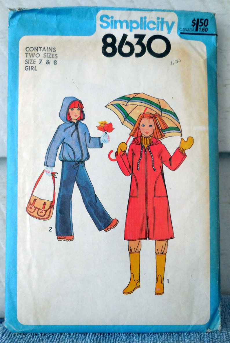Może przedstawiać: Wz&oacute;r szycia Simplicity numer 8630 na płaszcz przeciwdeszczowy i kurtkę dla dziewczynki. Wz&oacute;r zawiera dwa rozmiary, 7 i 8. Ilustracja przedstawia dwie dziewczynki w ubraniach, jedna w niebieskiej kurtce, a druga w czerwonym płaszczu przeciwdeszczowym.