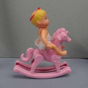 バービーの妹クリッシー 1990 年代 アクセサリー付き - かわいいバービーの妹 - バービー ハッピー ファミリー ボルボ トーキング カーシート - ロッキング ホース