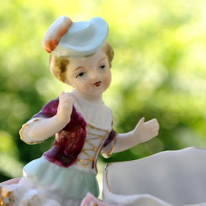 ヴィンテージ 1950年代頃 カートプランターを持つ少女、パステルカラー - コンテナ、ストレージ、花瓶 - キュート/光沢 - 農民の少女 - 田園風景 - 花、帽子、コルセット