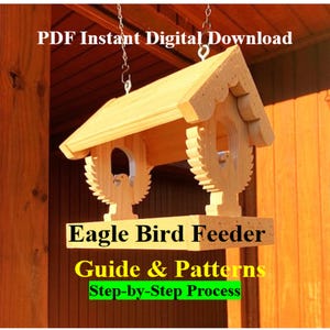 Puede incluir: Un comedero para pájaros de madera con un diseño de águila, colgado de una cadena. El comedero tiene un techo a dos aguas y recortes decorativos. El texto en la imagen dice "PDF Instant Digital Download", "Eagle Bird Feeder", "Guide & Patterns" y "Step-by-Step Process".