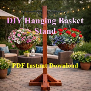 Puede incluir: Un soporte de cesta colgante de madera con dos cestas colgantes llenas de flores coloridas. El soporte tiene un poste marrón oscuro y una parte superior de metal decorativa. El texto en la imagen dice "DIY Hanging Basket Stand" y "PDF Instant Download."