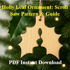 Może przedstawiać: Drewniana ozdoba w kształcie liścia ostrokrzewu z wzorem wyrzynarki, zawieszona na naturalnym sznurku. Ozdoba w kolorze jasnobrązowym ma wycięty wzór. Widoczny jest tekst "Holly Leaf Ornament: Scroll Saw Pattern & Guide" i "PDF Instant Download".