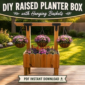 Op de afbeelding: Een houten DIY verhoogde plantenbak met hangmanden. De plantenbak heeft een rechthoekige vorm met een geschulpte bovenrand. Drie hangmanden gevuld met roze en paarse bloemen hangen aan een houten frame. De tekst "DIY RAISED PLANTER BOX with Hanging Baskets" staat bovenaan.