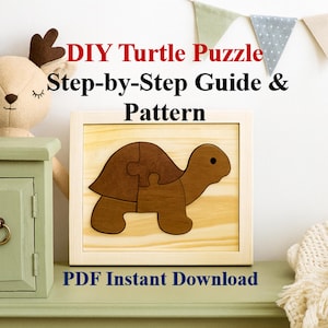 Könnte beinhalten: Holz-Schildkröten-Puzzle zum Selbermachen mit Schritt-für-Schritt-Anleitung und Muster. Das Puzzle ist braun und beige, mit dem Text "DIY Turtle Puzzle Step-by-Step Guide & Pattern" und "PDF Instant Download". Das Puzzle befindet sich in einem Holzrahmen.