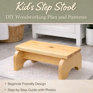 Op de afbeelding: Een lichtgekleurde houten opstapje met afgeronde poten en een rechthoekige bovenkant. De tekst "Kid's Step Stool" en "DIY Woodworking Plan and Patterns" staan bovenaan. De kruk staat op een wit tapijt.