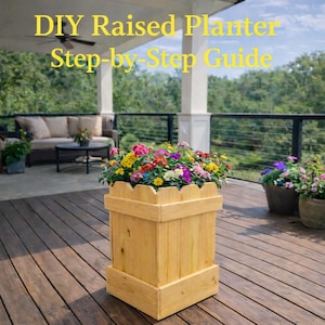Op de afbeelding: Een houten verhoogde plantenbak gevuld met kleurrijke bloemen. De bak is gemaakt van lichtgekleurd hout en heeft een geschulpte bovenrand. Bovenin staat de tekst "DIY Raised Planter Step-by-Step Guide". De plantenbak staat op een houten terras.