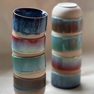 Japanische Keramik Teetasse: Handgetöpferte Keramik mit Verlaufsglasur