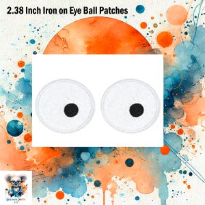 Könnte beinhalten: Zwei weiße Bügelbilder für Augen, jedes mit einem schwarzen Zentrum, mit einem Durchmesser von 6,05 cm. Die Patches befinden sich auf einem weißen Hintergrund mit einem Aquarelldesign in Orange, Blau und Schwarz.