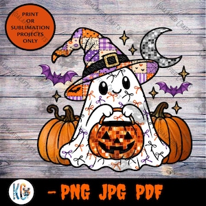 Op de afbeelding: Een wit spook met een paarse en oranje patchwork heksenhoed, een pompoenemmer vasthoudend, geflankeerd door twee oranje pompoenen, paarse vleermuizen en een halve maan. Tekst: PRINT OR SUBLIMATION PROJECTS ONLY.