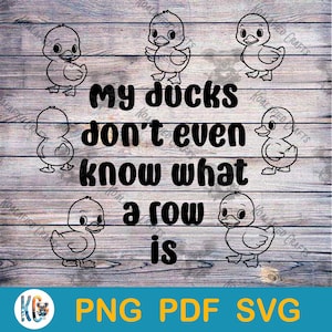 Puede incluir: Un diseño digital con patitos de dibujos animados y la frase "My ducks don't even know what a row is" en texto negro. El diseño está sobre un fondo de vetas de madera, con los tipos de archivo PNG, PDF y SVG.