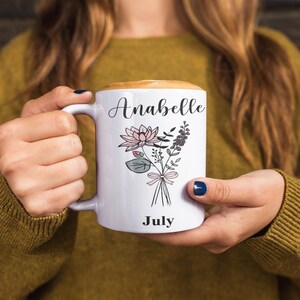 Mug fleur de naissance personnalisé : tasse à café florale avec prénom personnalisé