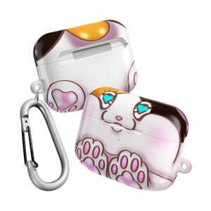 Puede incluir: Dos fundas blancas para AirPod con un diseño de gato de dibujos animados. Las fundas presentan un diseño de gato calicó con detalles en marrón, naranja y rosa. Un mosquetón plateado está sujeto a una funda.
