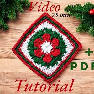 Könnte beinhalten: Ein quadratischer, gehäkelter Weihnachtsschmuck mit einem floralen Design in Rot, Weiß und Grün. Das Wort "Video" steht oben und "Tutorial" unten. Der Text "75 min" und "PDF" sind ebenfalls sichtbar.