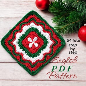 Może przedstawiać: Kwadrat wykonany na szydełku w kolorze czerwonym, białym i zielonym. W środku kwadratu znajduje się biały kwiat z pięcioma płatkami. W prawym dolnym rogu obrazu widoczny jest tekst "54 foto step by step English PDF Pattern".