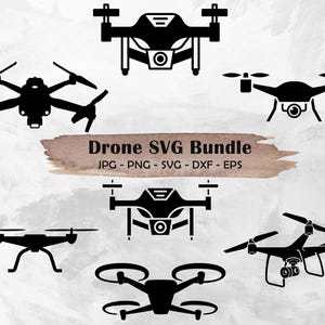 Puede incluir: Una colección de ilustraciones de drones negros en varios diseños. La imagen incluye el texto "Drone SVG Bundle" con opciones de formato de archivo: JPG, PNG, SVG, DXF y EPS. Los drones tienen cuatro hélices y detalles de cámara.