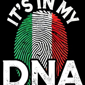 以下が含まれることがあります： 黒色のグラフィックデザインで、白で「IT'S IN MY DNA」と書かれています。デザインは、イタリアの国旗の色（緑、白、赤）で指紋が描かれています。
