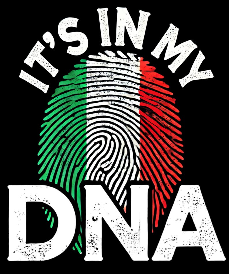 以下が含まれることがあります： 黒色のグラフィックデザインで、白で「IT'S IN MY DNA」と書かれています。デザインは、イタリアの国旗の色（緑、白、赤）で指紋が描かれています。