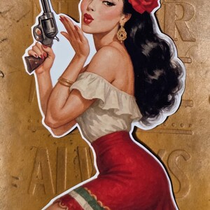 Op de afbeelding: Een sticker met een vintage pin-up girl met donker haar, een rode roos en een rode rok. Ze houdt een revolver vast en blaast een kus. De achtergrond is goudkleurig met het woord "ALL" zichtbaar.