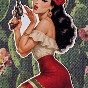 Op de afbeelding: Een vintage-stijl sticker met een vrouw met donker haar, een rode roos en een rode rok, die een revolver vasthoudt. De vrouw blaast een kus. De achtergrond heeft een cactus- en bloemenpatroon.