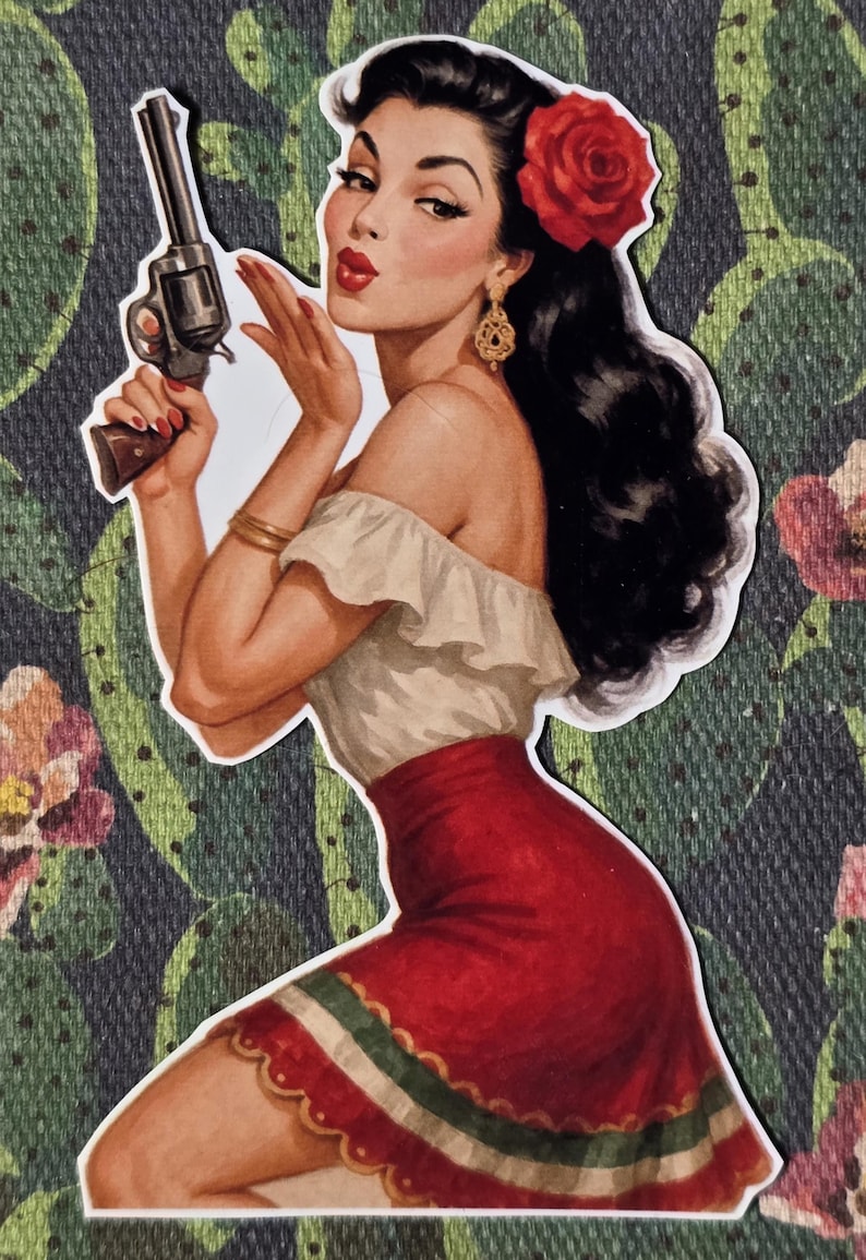 Op de afbeelding: Een vintage-stijl sticker met een vrouw met donker haar, een rode roos en een rode rok, die een revolver vasthoudt. De vrouw blaast een kus. De achtergrond heeft een cactus- en bloemenpatroon.