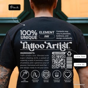Może przedstawiać: Czarna koszulka z białym napisem "Tattoo Artist". Koszulka zawiera napis "100% Unique Ink" oraz listę składników. Posiada również kod QR i ikony związane z tatuażami, z opcją niestandardowej nazwy i kodu QR.