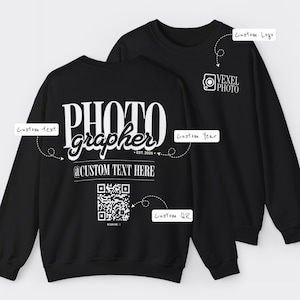 Puede incluir: Una sudadera negra de manga larga con gráficos blancos. La parte trasera muestra la palabra PHOTO en letras grandes, grapher en cursiva, EST. 2026, CUSTOM TEXT HERE y un código QR. El pecho muestra el logotipo de VEXEL PHOTO.