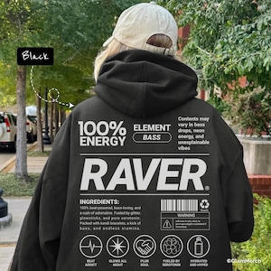 Puede incluir: Sudadera con capucha negra con texto blanco "100% ENERGY ELEMENT BASS RAVER". La sudadera tiene un diseño gráfico con las palabras "INGREDIENTS" y varios iconos. La sudadera también tiene el texto "BEAT ADDICT" y "GLOWS ALL NIGHT".