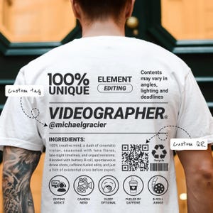Könnte beinhalten: Weißes T-Shirt mit dem Text "100% UNIQUE" und "VIDEOGRAPHER @michaelgracier". Das Shirt zeigt eine Liste von "INGREDIENTS" und Icons, die sich auf die Videobearbeitung beziehen, darunter eine Kamera, eine Kaffeetasse und eine Filmrolle.