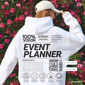 Könnte beinhalten: Weißer Kapuzenpullover mit dem Text "EVENT PLANNER" in großen schwarzen Buchstaben. Auf der Rückseite des Hoodies stehen außerdem die Worte "100% VISION" und "ELEMENT PASSION". Zusätzlicher Text enthält "INGREDIENTS" und einen QR-Code.