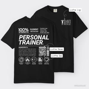 Pode incluir: T-shirts pretas com texto branco. Uma camisa apresenta o logotipo "DAVI MUSCLE". A outra camisa tem o texto "PERSONAL TRAINER" com lista de ingredientes e ícones. Inclui um código QR e espaço para nome e código QR personalizados.