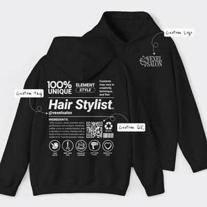 Könnte beinhalten: Schwarzer Kapuzenpullover mit weißem Text und Grafiken. Auf der Rückseite steht "Hair Stylist" und die Zutaten. Auf der Vorderseite befindet sich ein Logo. Enthält einen QR-Code und den Text "100% UNIQUE ELEMENT STYLE".