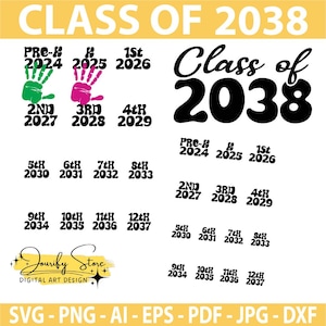 Puede incluir: Un diseño digital con el texto "CLASS OF 2038" en una fuente en negrita. El diseño incluye huellas de manos y niveles de grado desde Pre-K hasta 12º grado, con los años de graduación correspondientes. El diseño también incluye el texto "Jourify Store DIGITAL ART DESIGN" y opciones de tipo de archivo.