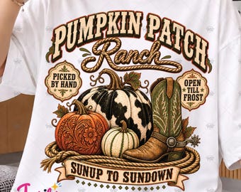 Może przedstawiać: Biały t-shirt z grafiką zawierającą napisy PUMPKIN PATCH RANCH, PICKED BY HAND, OPEN TILL FROST oraz SUNUP TO SUNDOWN. Wzór przedstawia dynię w łaty, pomarańczową dynię w kwiatowe wzory, małą białą dynię oraz kowbojski but.