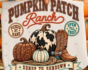 Op de afbeelding: Een wit t-shirt met een grafische print met de tekst PUMPKIN PATCH RANCH, PICKED BY HAND, OPEN TILL FROST en SUNUP TO SUNDOWN. Het ontwerp bevat een bruine uitgesneden pompoen, een pompoen met koeienvlekken, een kleine blauw gestreepte pompoen en een cowboylaars.