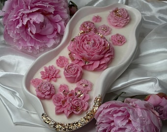 Oval Gypsum Candle with Wax Flowers: Soy & Olive Blend, Raw Edges, Unique Home Decor Gift