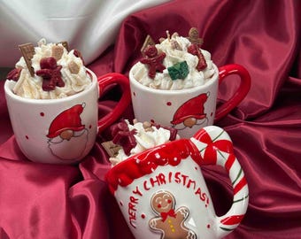 Collection de bougies et de tasses de Noël - Coupes faites main en forme de père Noël et de pain d'épice avec des parfums d'hiver douillets